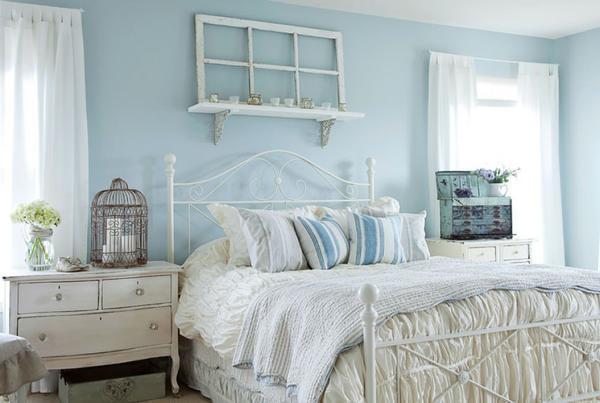 При оформлении спальни в качестве базового цвета лучше выбирать голубой цвет, который можно разбавить различными цветовыми гаммами 