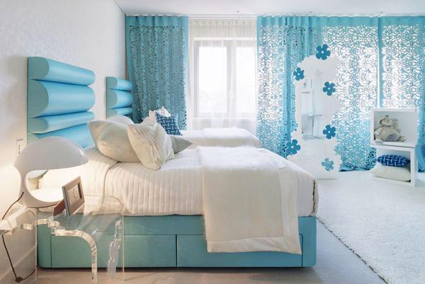 Минус спальни голубого цвета в том, что интерьер комнаты кажется достаточно простым и не современным