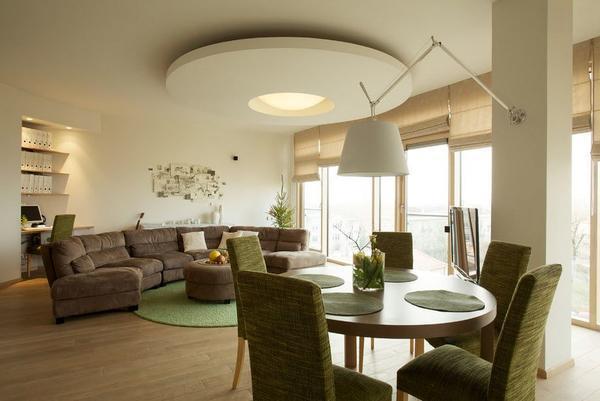 Подбирать для бюджетного варианта гостиной следует практичный и функциональный мебельный гарнитур