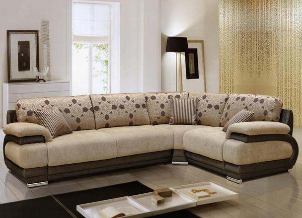 Простые подушки и удобные сидения в угловой мебели для гостиной могут быть собраны в любой конфигурации
