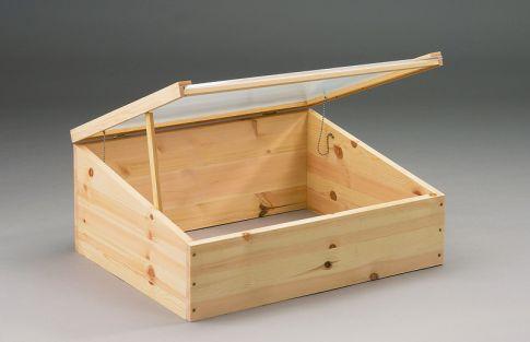 Теплицу на балконе можно обустроить из деревянного ящика