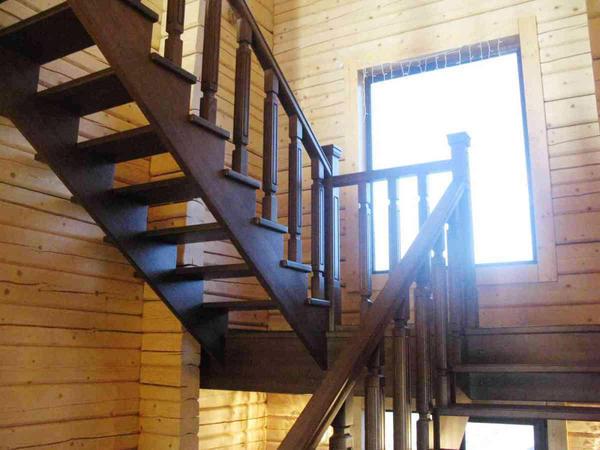 Угловую лестницу с переходной площадкой чаще всего устанавливают в нежилых помещениях
