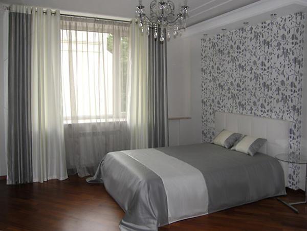 Серые шторы в спальне создают ощущение элегантности и богатства