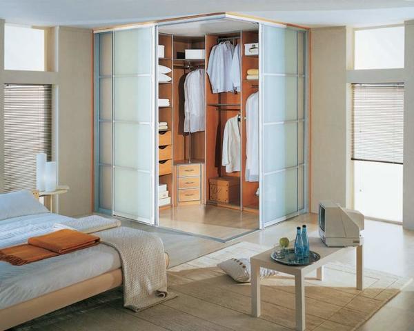 Найти место для вместительной и удобной гардеробной можно в любой комнате вашего дома
