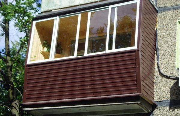 Для внешней обшивки балкона многие специалисты рекомендуют подбирать только качественные и безопасные материалы