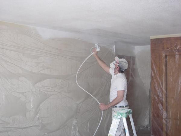 При покраске потолка с помощью краскопульта рекомендуется окрашивать поверхность 3-4 раза с перерывами 2 часа