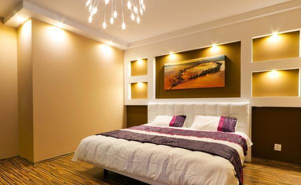 При выборе светильников для спальни необходимо учитывать площадь помещения, высоту потолка и общий стиль комнаты