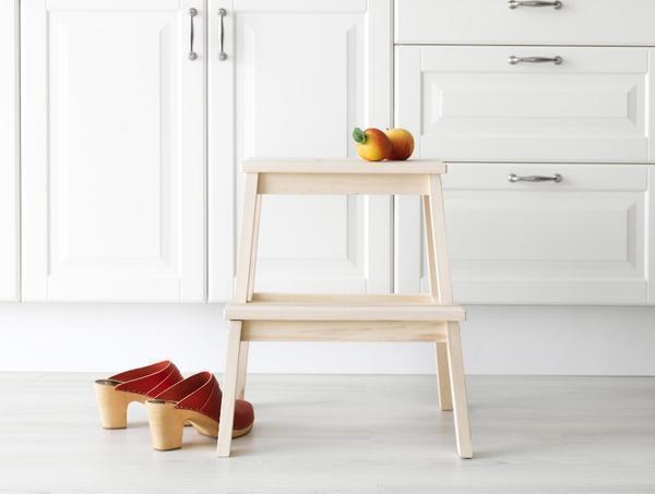 Красиво и стильно дополнить интерьер кухонного помещения можно при помощи оригинального деревянного табурета-лестницы