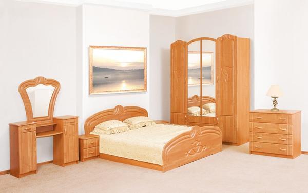 Традиционный набор спального гарнитура состоит из кровати, тумбочки, комода и туалетного столика с зеркалом
