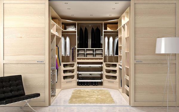 Даже небольшая гардеробная в спальной комнате не только спрячет одежду и другие вещи, но и существенно сэкономит пространство в помещении