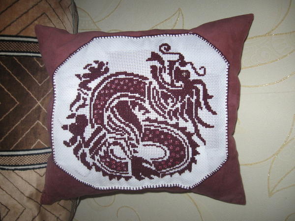 Вышивка дракона прекрасно подойдет для украшения подушки или одеяла