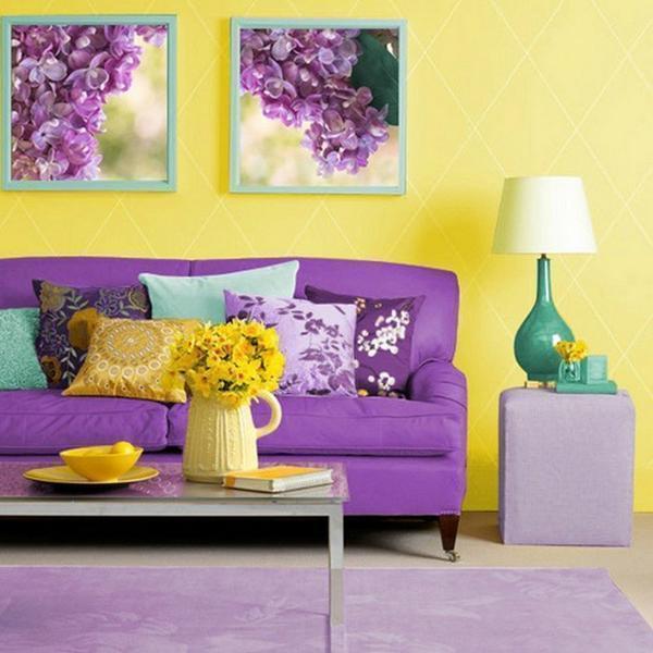 Дополнительно украсить желтую гостевую комнату можно стильной мебелью или интересными предметами декора фиолетового цвета