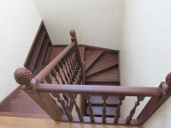 Высоту ступеней следует делать небольшой, чтобы по лестнице было удобно подниматься даже пожилым людям 