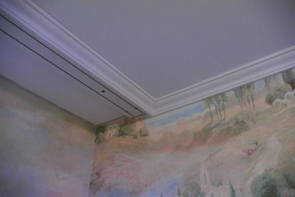 Плинтус клеится на натяжной потолок для того, чтобы закрыть проем, который образуется между стеной и полотном