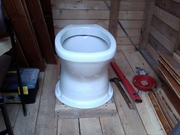 Туалет на даче можно сделать как в доме, так и в отдельном помещении 