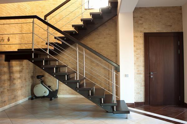 Для изготовления современных лестниц применяются всевозможные материалы: стекло, камень, металл или дерево 