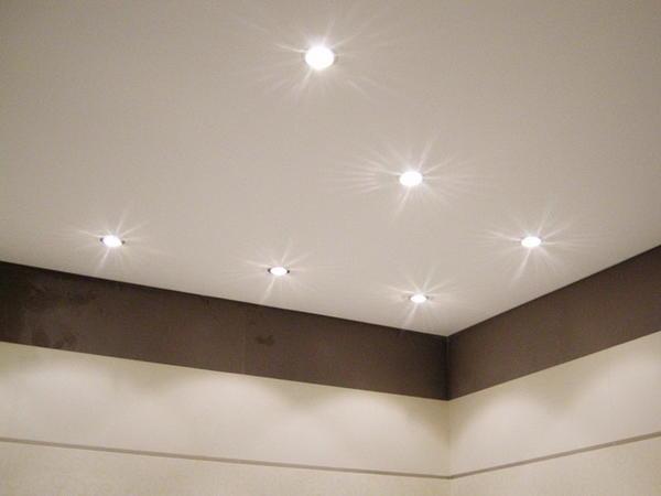 Матовая поверхность потолка идеально имитирует выровненный гипсокартонный потолок