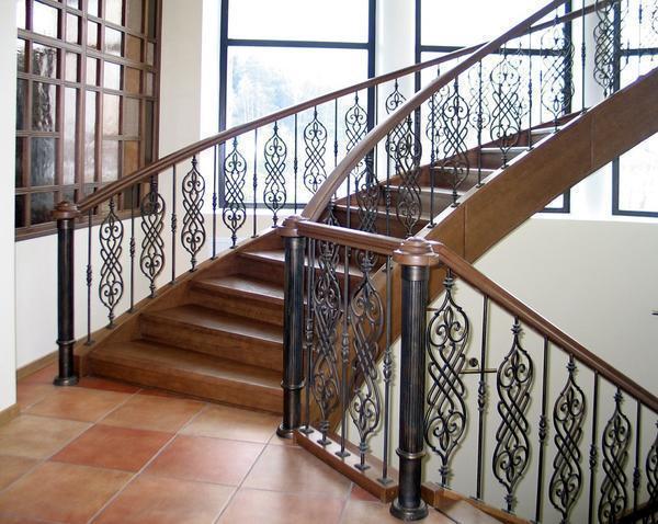 Кованые ограждения лестницы могут отличаться по размерам, форме, толщине металла 
