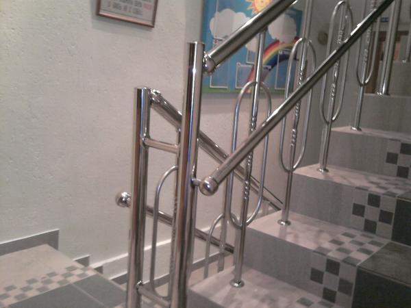 Наиболее популярными на сегодняшний день являются поручни для лестницы, изготовленные из алюминия или железа 