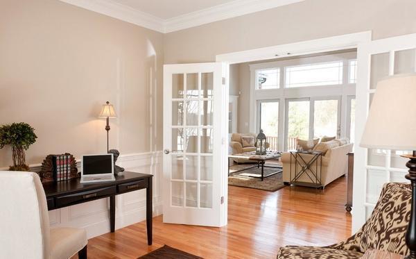 Белые двери не только украсят гостиную, но и сделают ее более воздушной и оригинальной