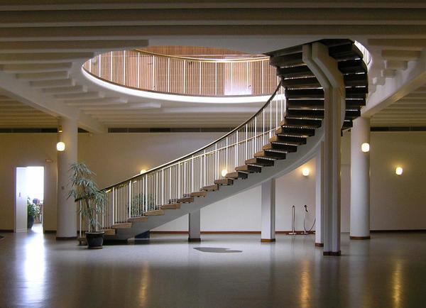 Интересно и необычно в интерьере будет смотреться современная спиральная лестница на второй этаж