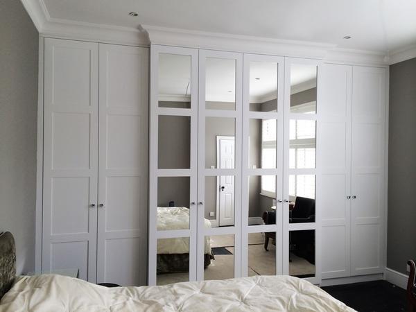Дополнительно гардеробную из гипсокартона можно украсить зеркальными вставками, которые будут визуально увеличить пространство в спальной комнате