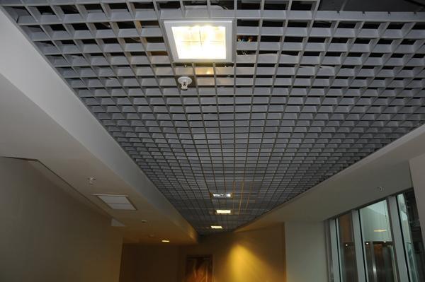 Различные дизайнерские проекты для оформления помещения предусматривают использование потолка Грильято, который является уникальной конструкцией и удобен для монтажа