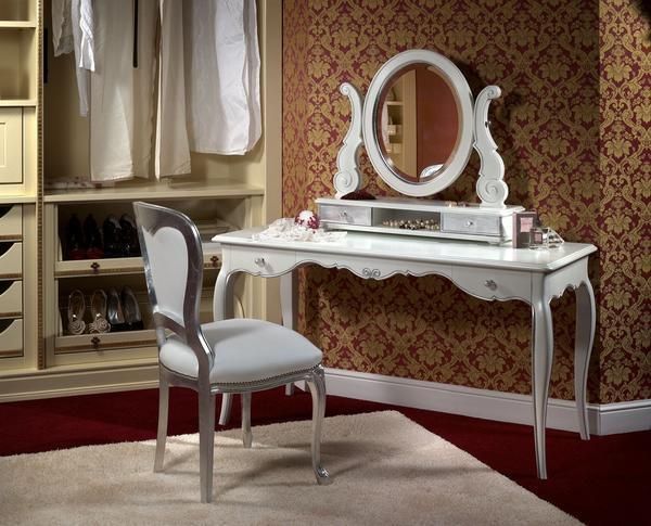Зеркало для туалетного столика необходимо подбирать такое, чтобы оно гармонично вписывалось в интерьере спальни: если спальня выполнена в классическом стиле, то подойдет круглое зеркало 