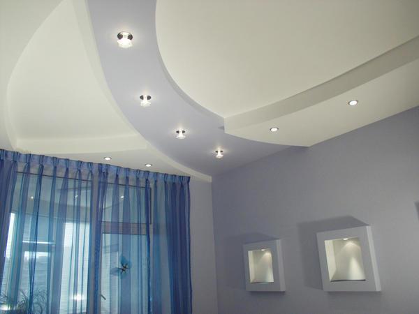 Для комнаты с небольшой площадью следует выбирать небольшие точечные светильники 