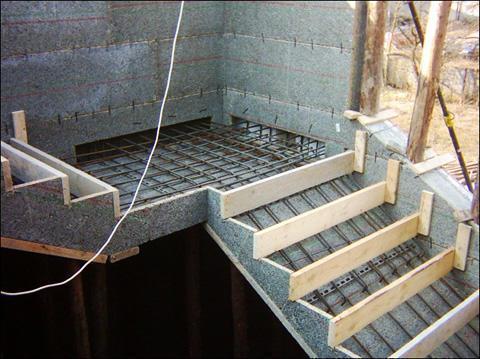 Опалубка для бетонной лестницы обычно изготавливается самостоятельно, так как заказывать ее на заводе ради одного раза слишком дорого, а стандартные габариты могут и не подойти по размерам