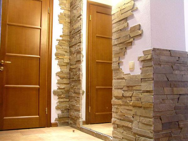 На поверхности стен не должно оставаться ни единого кусочка обоев, иначе, это может стать причиной понижения срока эксплуатации нового каменного покрытия
