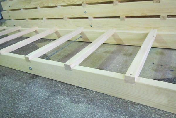 При изготовлении приставной деревянной лестницы необходимо заранее продумать оптимальное количество ступеней, которое зависит от длины конструкции 