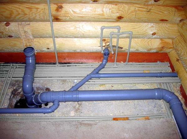 Небольшой уклон канализационных труб - важное условие при обустройстве частного дома системой водотведения