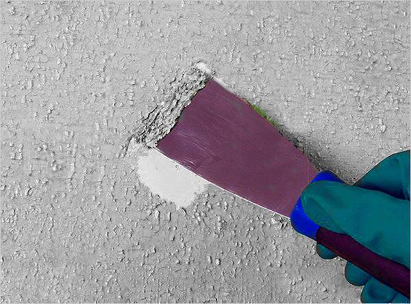 Чтобы нанести шпаклевку на ранее окрашенный потолок, следует удалить старую  краску с поверхности, используя скребок или малярный шпатель 