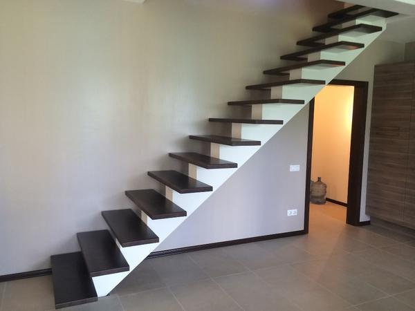 Дополнительно на высоту ступеней влияют особенности и интерьер помещения, где установлена лестница