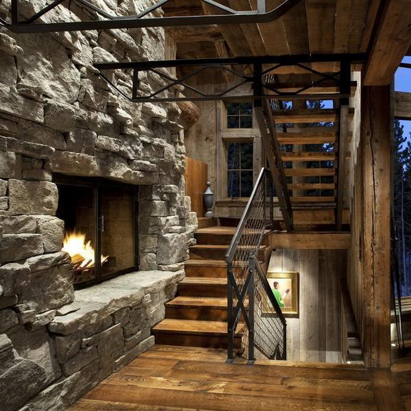 Деревянная лестница оригинально украсит интерьер в стиле лофт 
