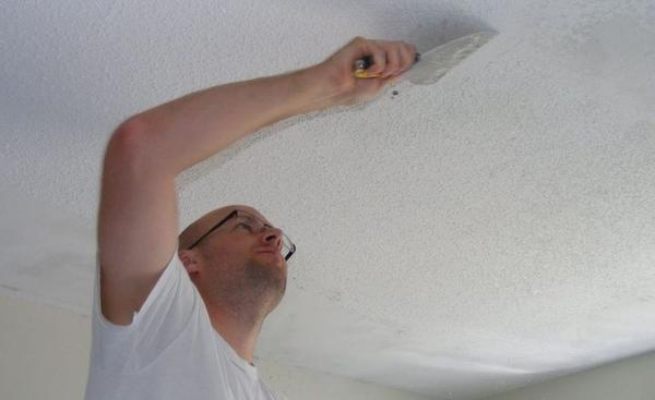 Перед началом монтажа гипсокартонных конструкций необходимо удалить с потолка старое покрытие