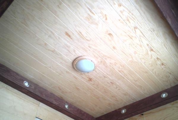 Дополнительно отделать потолок из фанеры можно синтетической древесиной
