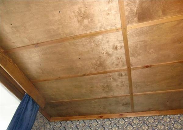 Для отделки потолка специалисты советуют выбирать фанеру, толщина которой составляет примерно 5 миллиметров