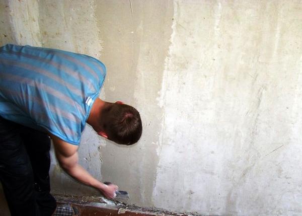 Если стена, на которую будет крепиться гипсокартон, является неровной, тогда следует выбирать готовую клеевую смесь и наносить ее толстым слоем на поверхность