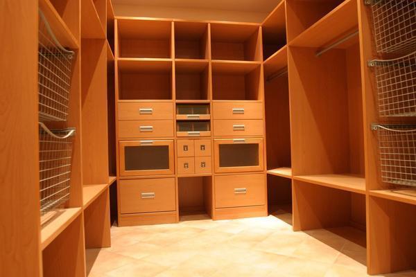 Помимо качественных экологичных полок и шкафов, в гардеробной желательно продумать систему вентиляции и специального освещения
