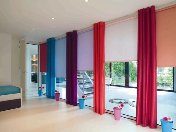 Ярко и оригинально в интерьере будут смотреться стильные цветные шторы 