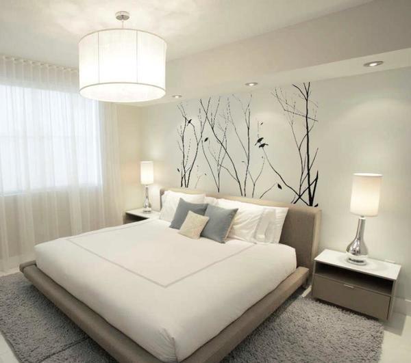 Простые обои в стиле минимализм помогут зрительно увеличить пространство в спальной комнате