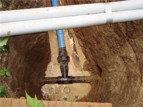 Трубы для водопровода нужно помещать на достаточную глубину, чтобы они не замерзли зимой 