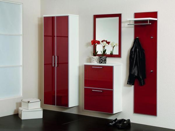 Красно-белый мебельный гарнитур украсит интерьер прихожей в современном стиле