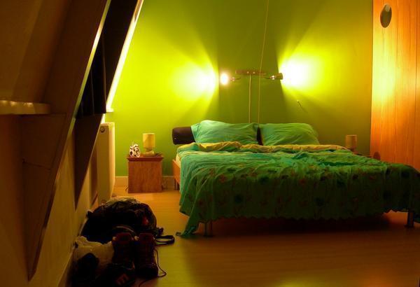 مصابيح لغرفة النوم على الجداول السرير