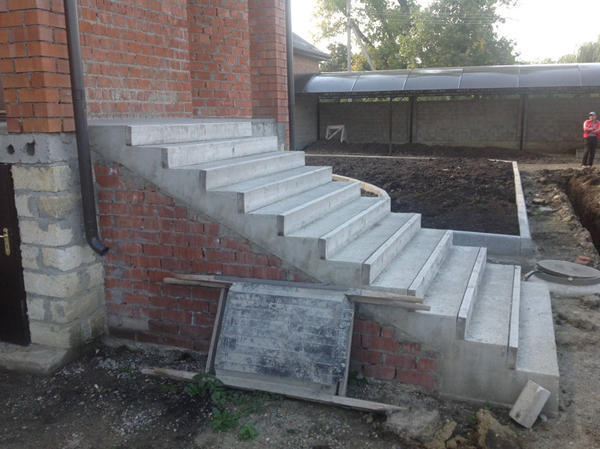 Существует несколько вариантов отделки монолитной лестницы на даче
