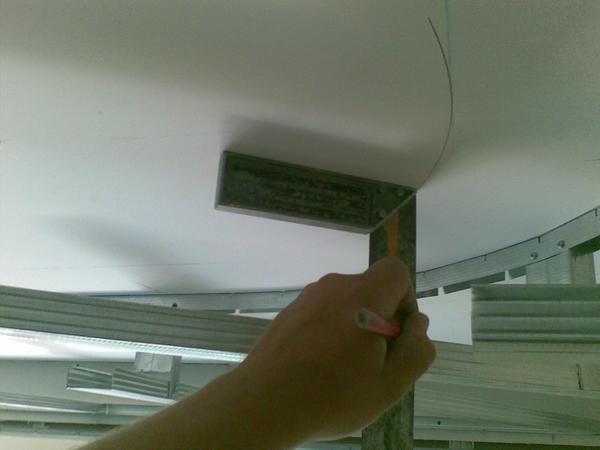 Первым делом, перед установкой навесного потолка из гипсокартона, нужно сделать разметку потолка
