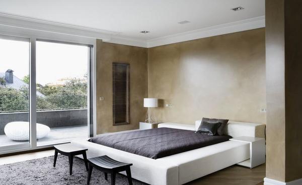 Спальня в стиле минимализм являет собой полупустую комнату и минимумом вещей