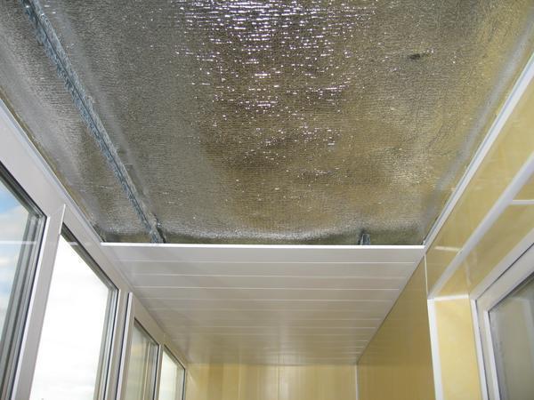Для отделки потолка на балконе можно использовать различные материалы